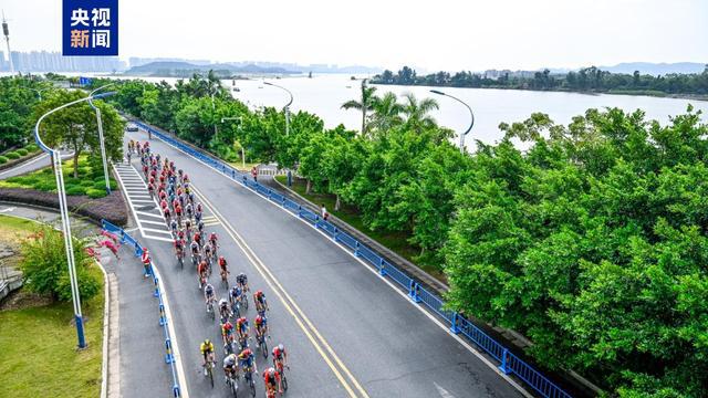 2024环广西公路自行车世界巡回赛在防城港市揭幕(图2)
