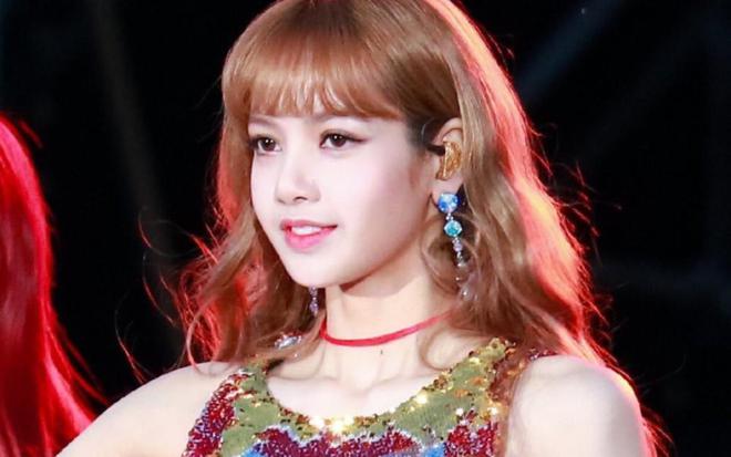 Lisa西班牙演唱会疑似下半身穿肉色丁字裤对观众疯狂抖动臀部(图4)