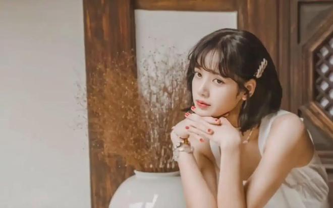 Lisa西班牙演唱会疑似下半身穿肉色丁字裤对观众疯狂抖动臀部(图2)