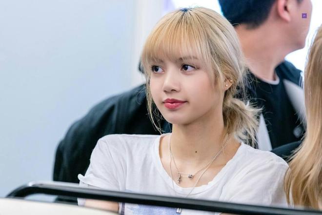 Lisa西班牙演唱会疑似下半身穿肉色丁字裤对观众疯狂抖动臀部(图5)