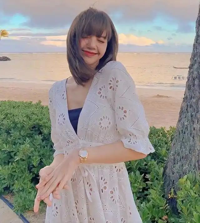 Lisa西班牙演唱会疑似下半身穿肉色丁字裤对观众疯狂抖动臀部(图7)
