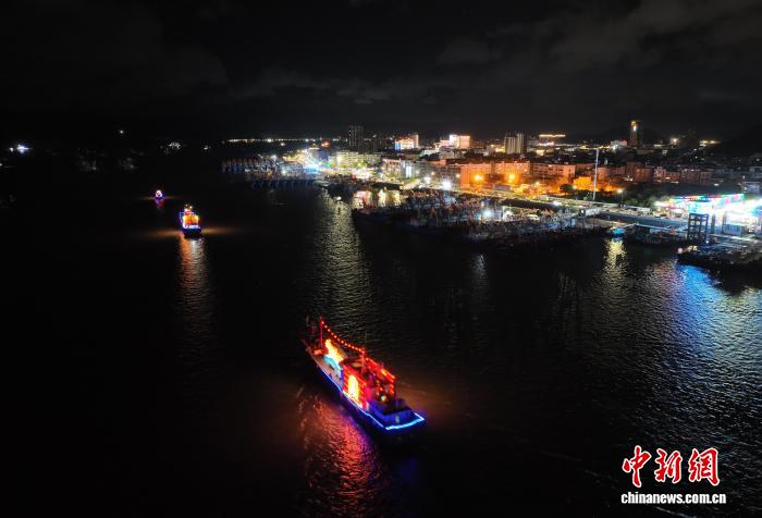 浙江宁波：妈祖如意海上巡安仪式吸引民众(图2)