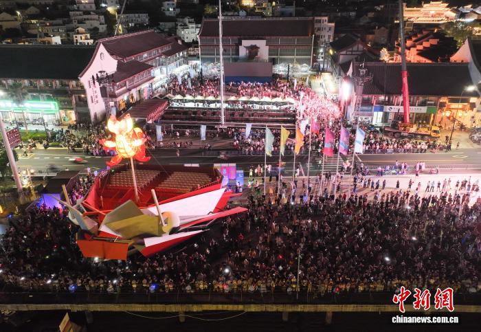 浙江宁波：妈祖如意海上巡安仪式吸引民众(图3)