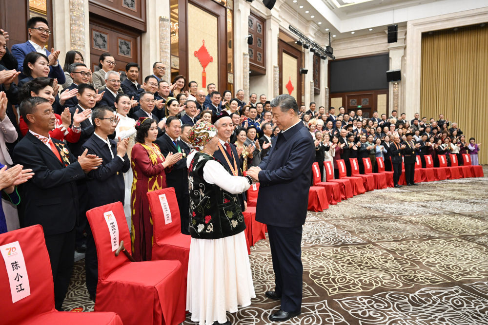 “开创新疆更加美好的明天”——习近平总书记率中央代表团出席新疆维吾尔自治区成立70周年庆祝活动纪实(图9)