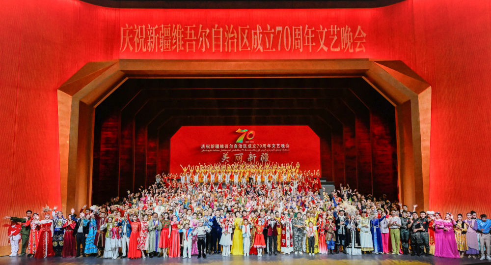 “开创新疆更加美好的明天”——习近平总书记率中央代表团出席新疆维吾尔自治区成立70周年庆祝活动纪实(图10)